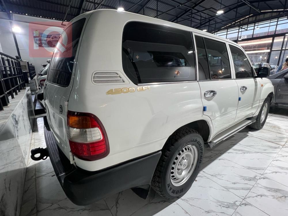 تۆیۆتا لاند کروزەر